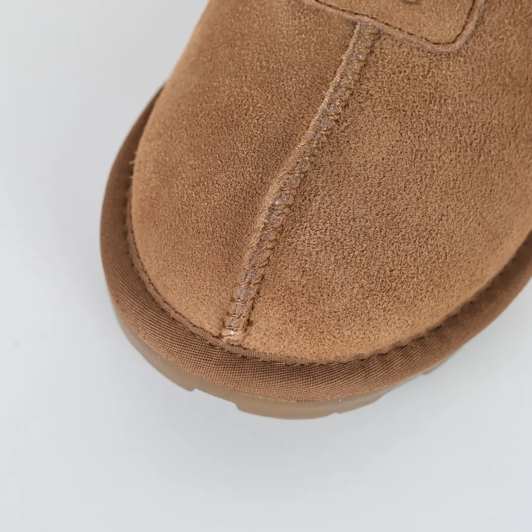 Pick up locally 💰480 The core recommendation is good price UGG Coquette lazy slippers series maroon Xiaohongshu hot model Henan Longfeng leather production Sheep fur integrated top quality in the market 2-3 cm cashmere insole to keep warm in winter and suitable for home use UUG has launched a style series in the new year, which is partially geared towards the preferences of young consumers and has also moved to the forefront of fashion trends. Shoe body material Water-repellent coated suede upper 17mm UGGPURE™ implanted wool insole Lightweight non-slip comfortable rubber outsole With brand LOGO Trademark Comes with full packaging Size: 35 36 37 38 39 40
